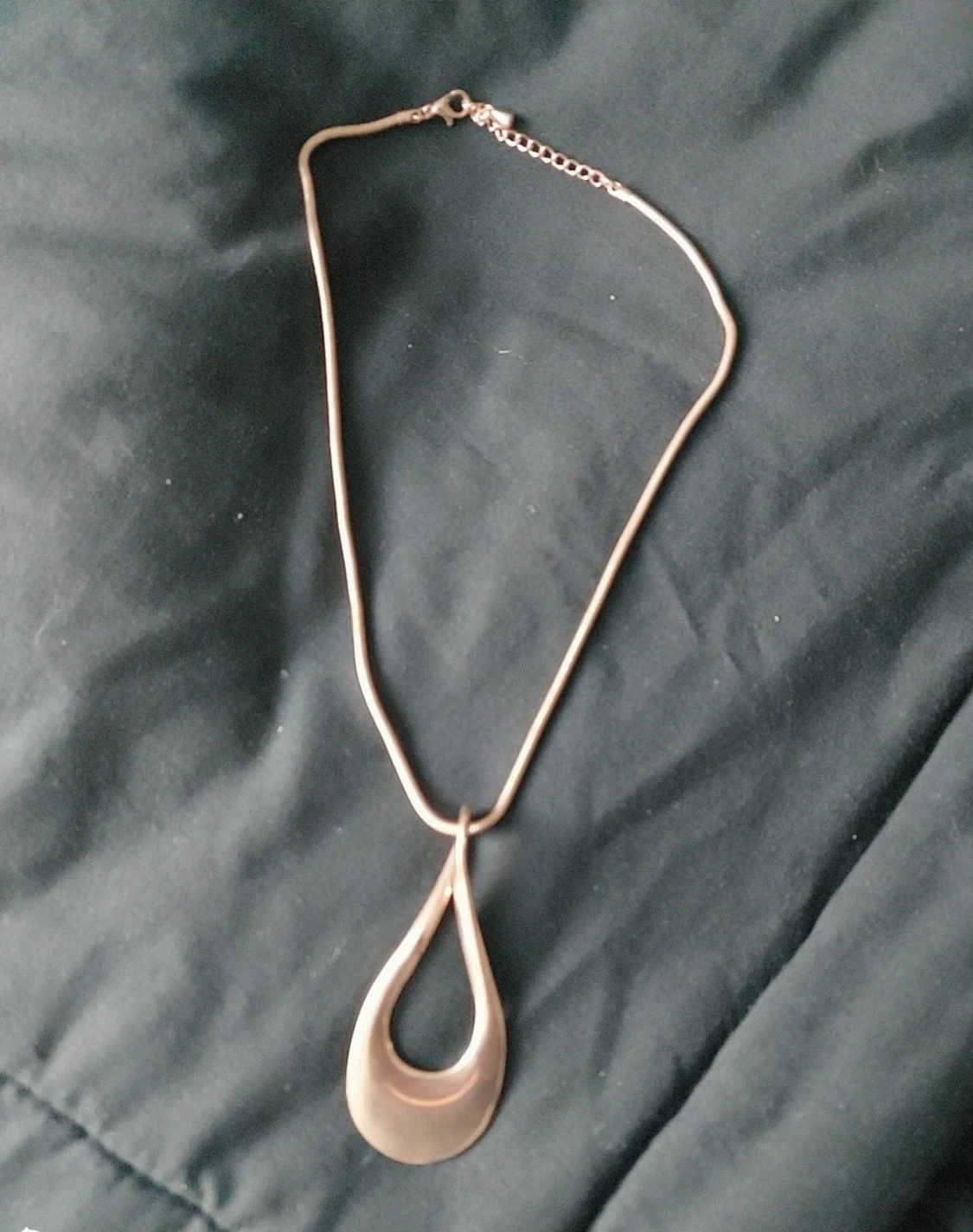 Guldfärgat halsband med droppformad hänge