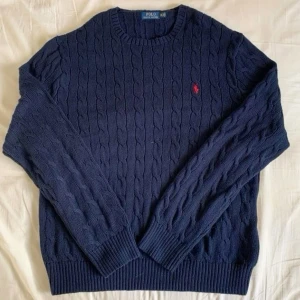 Mörkblå stickad tröja från Ralph lauren  - Riktigt fräsch tröja som är helt ny i bästa skick