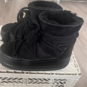 Svarta Inuikii boots med snörning - Inukkis i bra skick. Defekter:snörena har gått upp lite och skorna har gått upp pyttelite vid kanten(ingenting som märks vid användning och läcker inte in det minsta) Storlek 37 dam