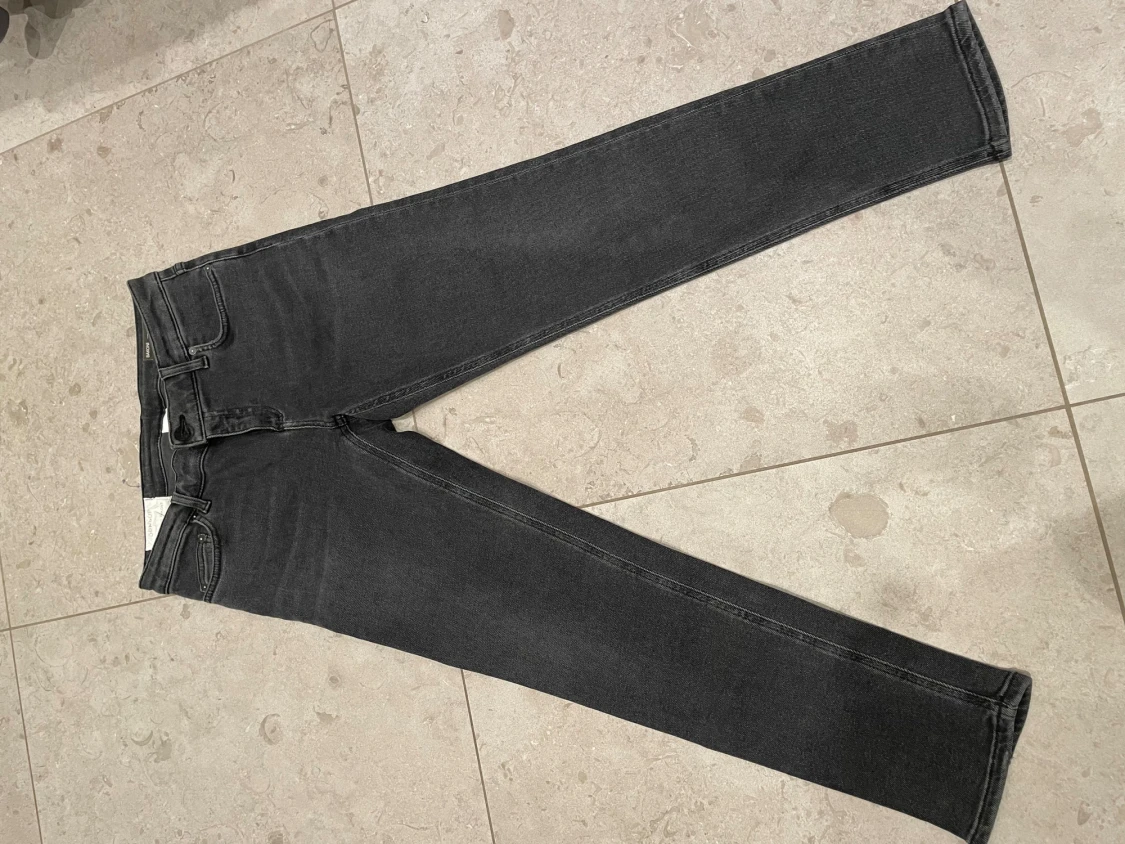 Mörkgråa jeans från Dondup. 