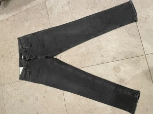 Mörkgråa jeans från Dondup.  - Ett par riktigt feta dondup jeans🔥. Jeansen är i väldigt bra skick. Hör av er vid minsta fundering👍