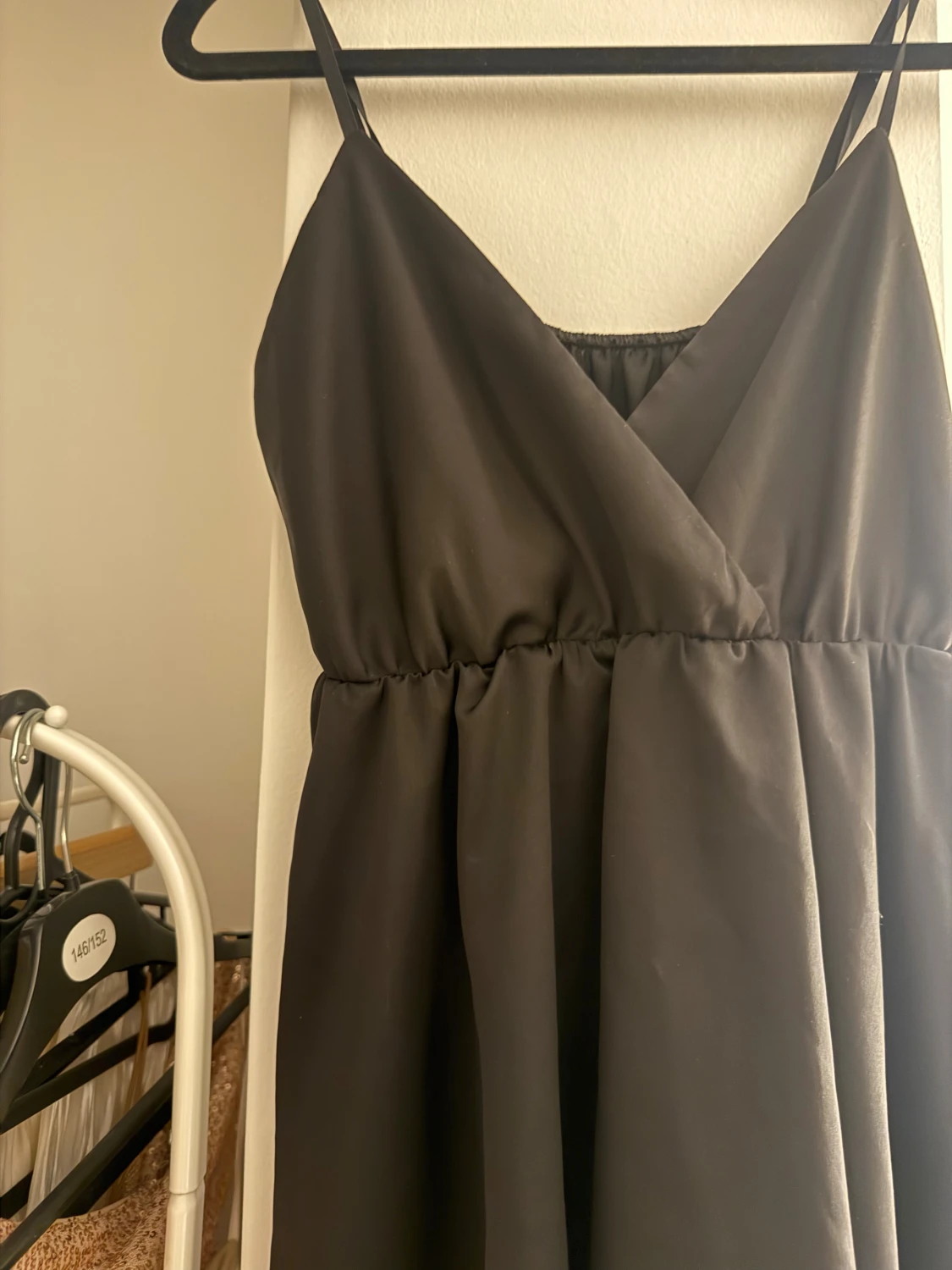 Svart satin klänning - 1