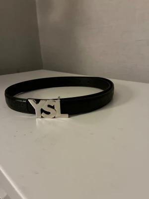 Svart YSL bälte i skinn - YSL bälte till kvinnor aldrig använt.