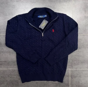 Ralph Lauren Polo quarter zip tröja - Ralph lauren polo tröja marinblå, aldrig använd är i perfekt skick, med tags