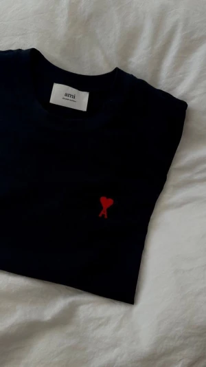 SÄLJER BÅDA!! - Säljer båda tröjorna i ett paket för 349 kr. Båda tröjorna är i storlek M och i väldigt bra skick.