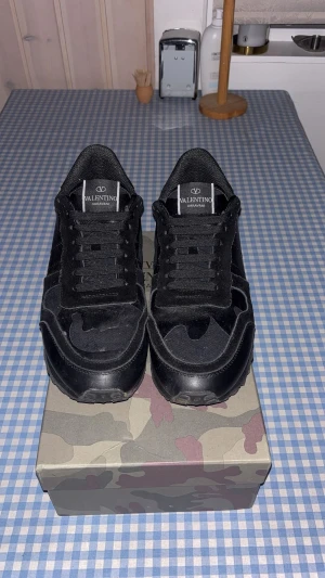 Valentino Rockrunners - Hel svarta skor som knappt är använda. Priset kan diskuteras, och då jag gärnavill få de köpta snabbt så är villig att gå ganska lågt. Skorna är i fin form men dock inte helt tvättade. Storlek 44 men funkar även för 43.