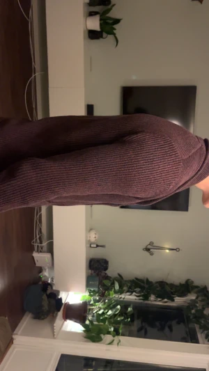 Vinröd ribbad kofta från Jack & Jones - Säljer en vinröd ribbad kofta från Jack & Jones Vintage med snygga knappar framtill och två fickor. Koftan är tillverkad i bomull och har långärmad passform. 