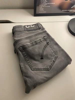 Dondup Jeans George - Dondup Jeans George! Trendigaste jeansen på marknaden.  Skick= 9,5/10 Ny pris= 4000 kr Säljs för= 799 kr (Modellen har original slitningar från fabrik vilket är väldigt eftertraktat och populärt) gör byten 