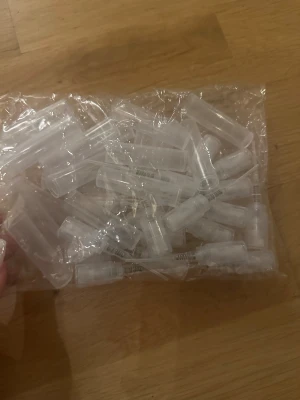 Genomskinliga tomma parfymflaskor  - Säljer ett stort paket med tomma parfymflaskor i genomskinlig plast.  Hylsorna har spray och rymmer 3 ml. Smidiga att ta med i väskan och enkla att använda.