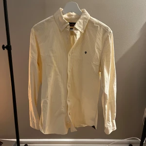 Morris skjorta - Tja! Säljer en riktigt snygg Morris skjorta. Den är i väldigt bra skick 10/10. Skjortan är i färgen vit och gul. Märket är svart/navy. Storlek S kan passa M. Den är perfekt till våren och sommaren☀️ Nypris runt 1800 kr Hör av dig vid funderingar🙌