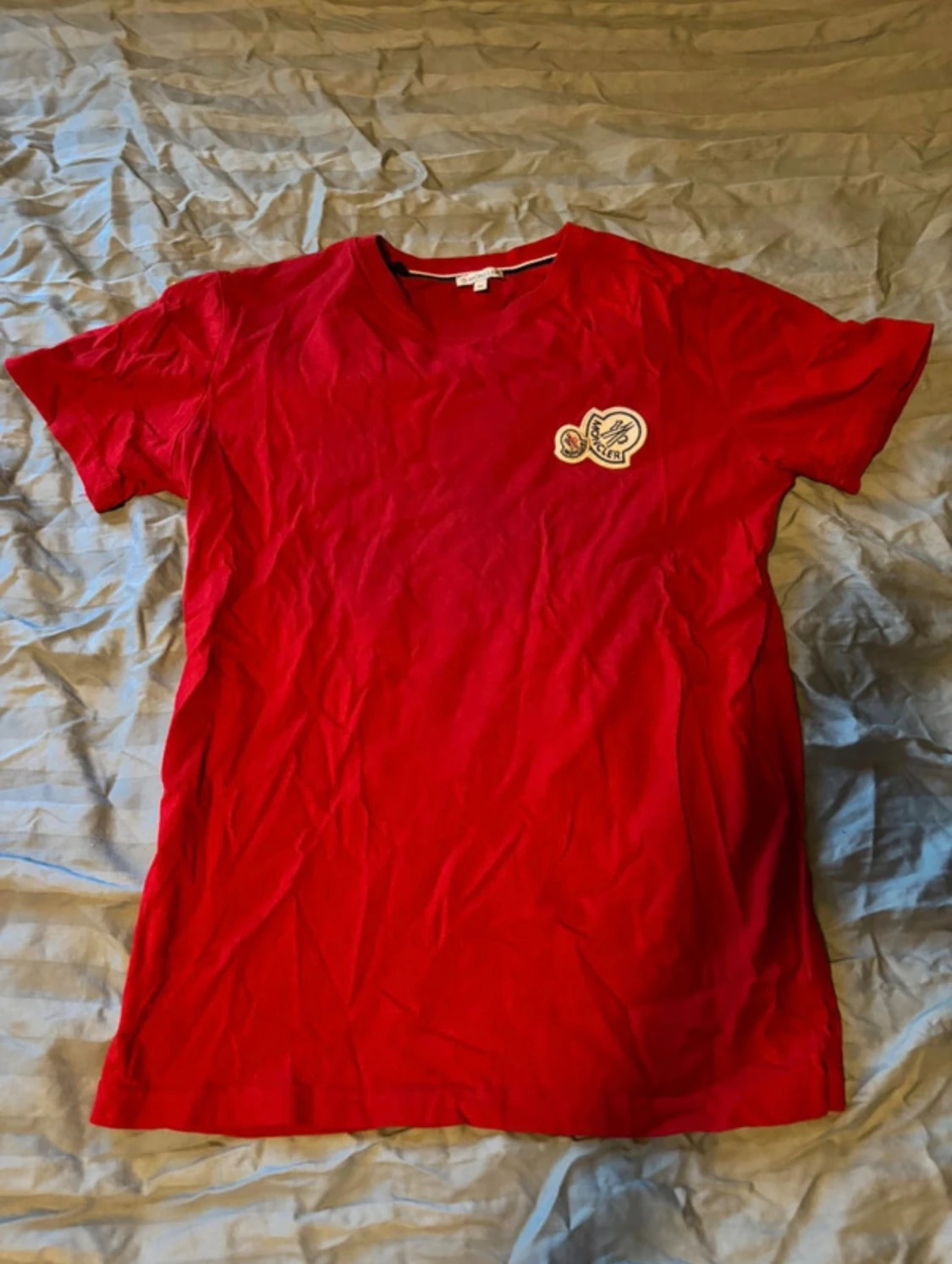 Röd Moncler t-shirt med patch
