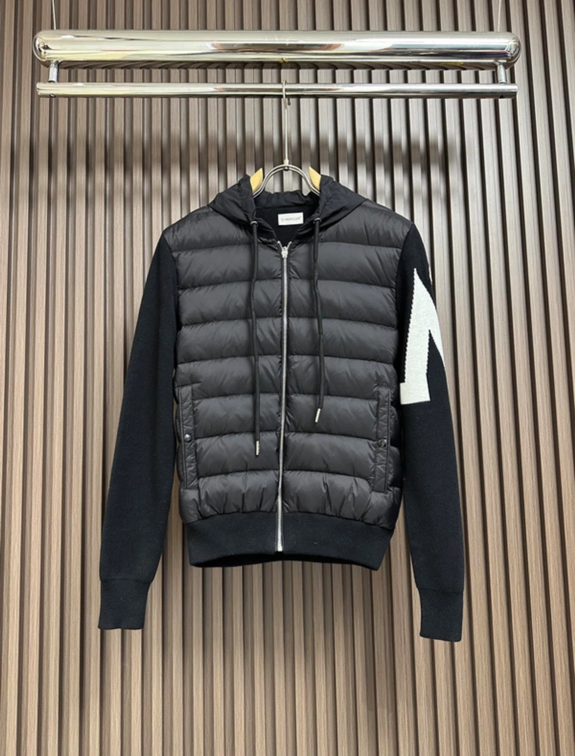 Svart pufferjacka med huva från Moncler