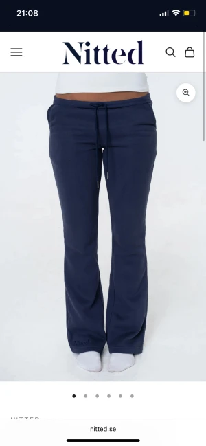 Marinblå mjukisbyxor från Nitted - Hej säljer mina Snygga marinblå mjukisbyxor från Nitted med bootcut-passform och snörning i midjan. Byxorna har en avslappnad look och är tillverkade i mjukt material som känns skönt mot  huden. Har diskret logga broderad vid benslutet. Byxorna är endast provade!💞🌸💕💕