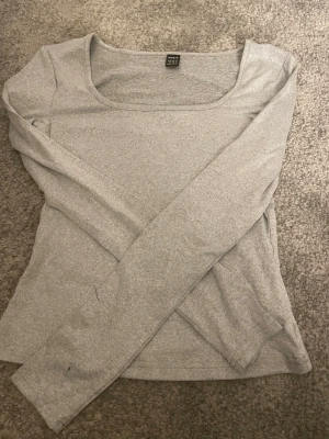 4-pack långärmade toppar från SHEIN - Säljer fyra långärmade toppar från SHEIN i färgerna grå, vit, svart och marinblå. Alla har en snygg, fyrkantig urringning och är tillverkade i mjuk bomullsmix. Perfekta att styla med jeans eller kjol för en clean och enkel look.