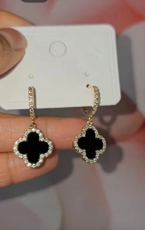Guld clover hoops örhängen  - Jättefina trendiga timeless hoops örhängen, dem är helt nya. Material i Sterling silver 925. Skickas med en present påse ✨  