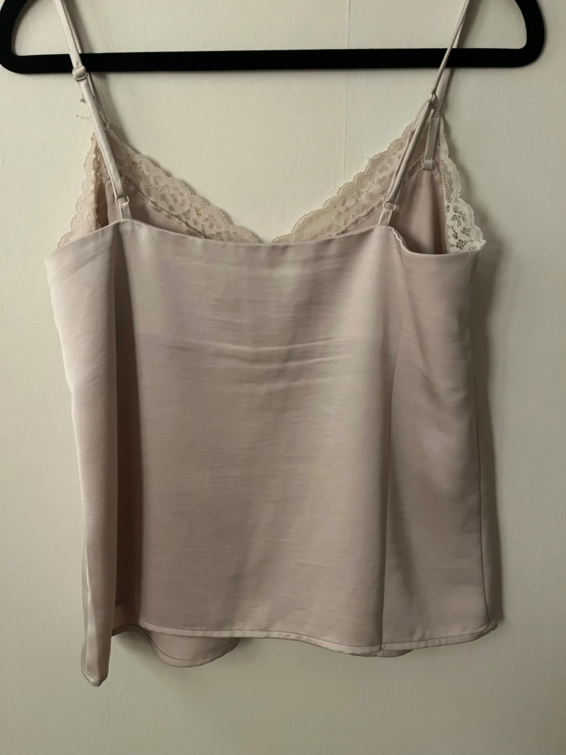 Champagnefärgat linne med spets - 1