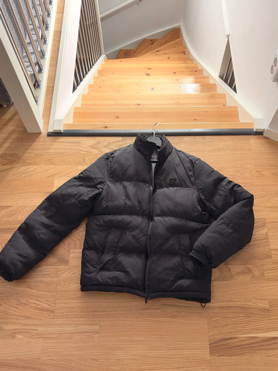 Svart pufferjacka från SikSilk XS