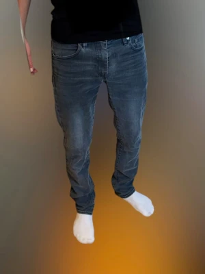 Levi's 511 grå jeans -  Snygga Levi’s 511 i smalare passform. Skicket är mycket bra och storleken 30/32. Svarar gärna på era frågor😀