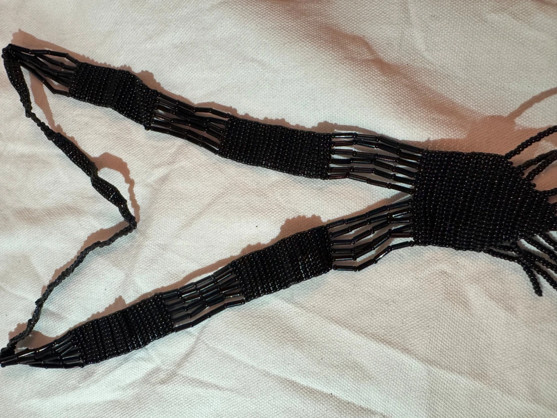 Svart pärlhalsband med fransar - 2