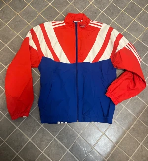 Adidas jacka - Köpt på Adidas Outlet för över 5 år sen men knappt använts. Riktigt bra skick. Typ som en vindjacka. Köp sker via ”köp nu” funktionen :) 