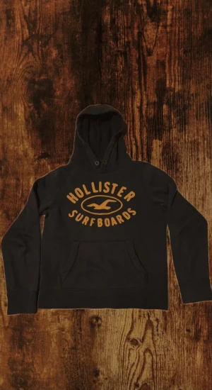 Hollister hoodie - Säljer nu denna väldigt snygga hollister hoodie som passar till nästan allt då den tyvärr inte passar mig längre.  Väldigt fint skick på den utan några skador eller större slitage, skicka om du har frågor:)  Armhåla-armhåla mått: 55cm Längd: ca 70cm