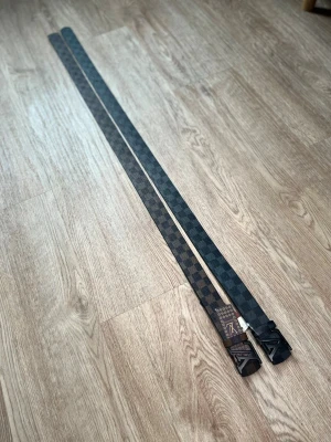 Två LV blälten - Två LV blälten, helt nya, om ni vill ha bara en så är det bara att skriva, pris för en kan diskuteras