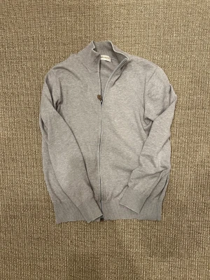 Artu Napoli full zip - - Italiensk Artu Napoli fullzip - 100% Stickad bomull - Storlek S - Skick 9/10 - Killen på bilden är 180 och väger 72 kg