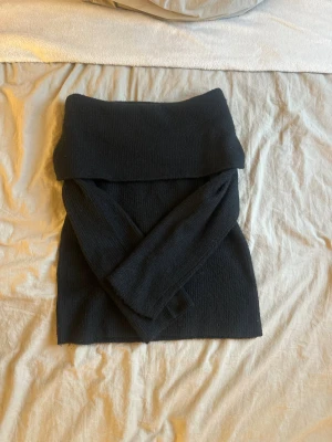 Svart stickad tröja💘 - En svart stickad off-shoulder tröja från HM i storlek XS💋😇🎀Säljer pågrund av att den inte kommer till användning✌🏻
