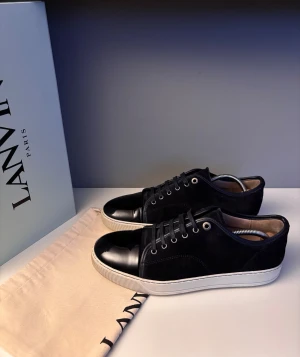 Lanvins  - Säljer ett par svarta lanvins i storlek UK9 (EU43), cond 9/10 lite heeldrag men annars väldigt bra skick! Kommer med OG box och dustbag