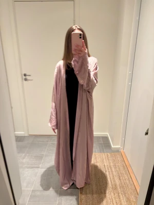 Open abaya  - Säljer min open abaya, den är så söt, den är rosa med små stenar vid ärmarna. Inte använd då då jag aldrig haft tillfälle med färgen riktigt, hoppades på ett pinkparty någon gång. Men är mer för neurala färger ☹️🩷 jag är 166 cm och abayan har inga defekter. 