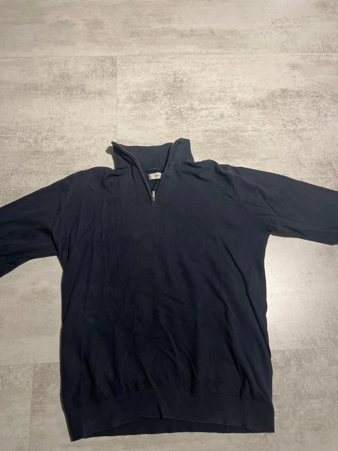 Mörkblå stickad tröja med half zip