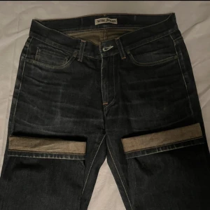 Acne jeans  - Acne studios jeans med en straight fit och raw denim nypris ca 3000kr. Storlek 30/32 men de är uppsydda så sitter som 30/30