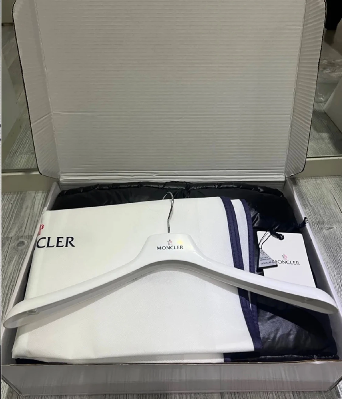 Svart Moncler pufferjacka med huva - 6