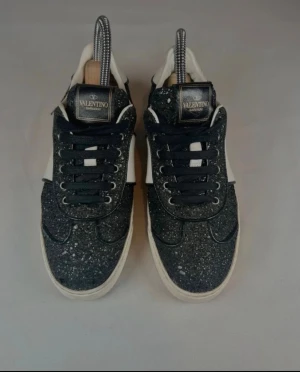 Valentino fly crew - Skit snygga skor från valentino, dem är äkta och är i otroligt bra skick därav priset. Går även med på prisförslag så priset är inte fast. Kontakta om du har några fler frågor 🥰