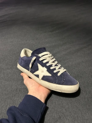Golden goose skor - Säljer nu dessa riktigt snygga golden goose skor i mocka som passar året om. Dem passar storlek 41-42. Dem är i fint skick. Kvitto finns. Väldigt eftertraktade skor som är svåra att få tag på. Skriv vid frågor eller bilder. Priset är inte hugget i sten