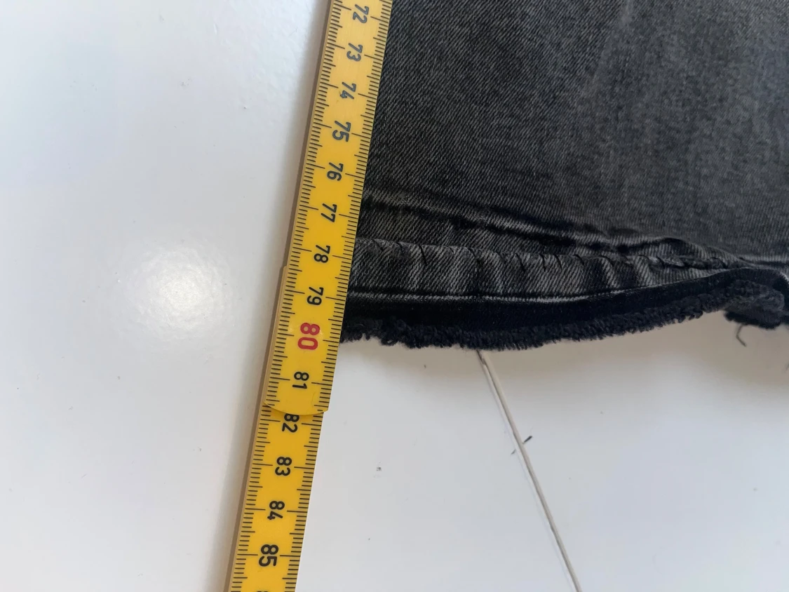 Svarta bootcut jeans med rå kant - 2