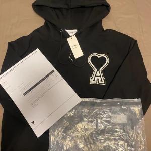 Ami Paris  hoodie - Säljer ami hoodie helt ny utan skador, kom gärna med prisförslag. Tar även byten inte helt säker på äkta där av pris men kan lätt gå ner i pris 