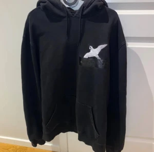 Svart axel arigato hoodie  - Säljer en svart axel arigato hoodie med vit broderad fågel på bröstet. Storlek: M. Tröjan är i gott skick utan fläckar elr slitage. Hör av dig om du har några frågor elr liknande🙌
