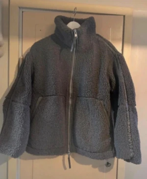 Teddy jacka från H&M - I en grå färg storlek Xxs. Den e lite oversize. Bra skick använd fåtal gånger ser som ny ut