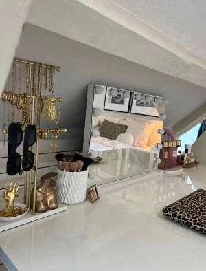 Sminkspegel med LED-lampor - Snygg sminkspegel med LED-lampor runt kanten, perfekt för att fixa sminket med bra ljus. Spegeln är rektangulär och mäter 42,5 cm i höjd, 50 cm i bredd och 12 cm i djup. Modern design i vitt, passar perfekt på sminkbordet och ger en lyxig känsla. Den är lite mindre irl än på bilden🥰 köpt för 1320 SEK