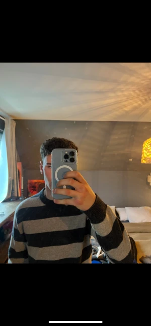 Randig merinoulltröja från Vailent XS/S - Säljer en snygg stickad tröja från Vailent i storlek XS som passar small lika bra då den är lite oversize, tillverkad i mjuk merinoull. Tröjan har breda svarta och gråa ränder, rund hals och långa ärmar. Nyskick då den är använd en gång. Köpt för 799 kronor. 