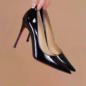 Christian Louboutin Klackar – Ikoniska Röda Sulor & Lyxig Design - .Snygga och äkta Christian Louboutin-klackar med den klassiska röda sulan. Stilrena, lyxiga och perfekta till både fest och vardag. Nytt skick och väldigt bekväma att gå i. Perfekt för dig som vill ha ett par exklusiva klackar som sticker ut. 