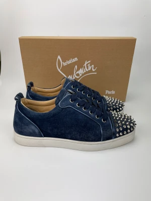 Louboutin skor(nyskick) - Hej! Säljer nu dessa svin snygga Loubs skor. Skorna är i nytt skick! Begränsat antal boxar och dustbag. Hör av dig vid frågor. 40 passar 41