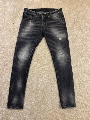 Dondup George  - Tja!, säljer nu mina riktigt schyssta Dondup George jeans, i grymt skick, storlek 31. Köpta helt nya! MVH Store 101!