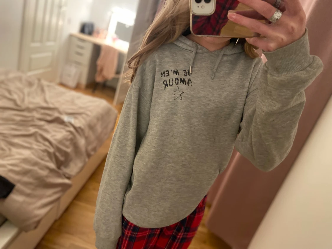 Grå hoodie från Gina