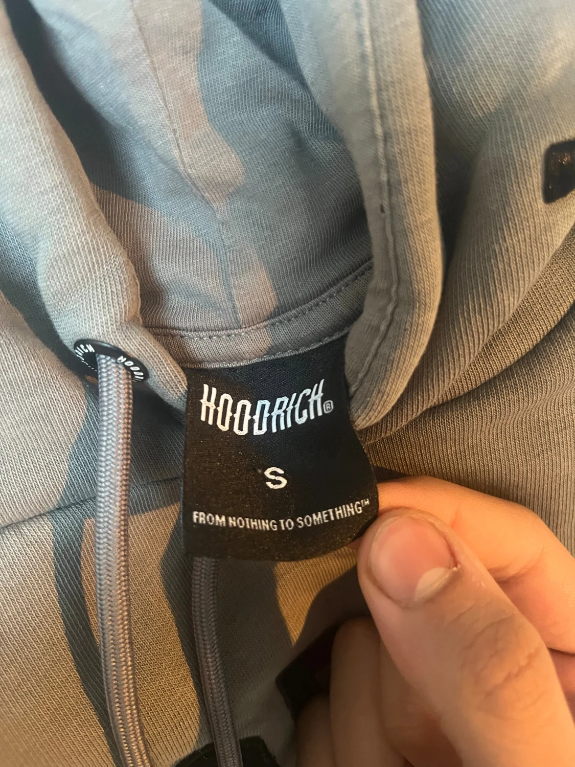 Grå hoodie från Hoodrich med detaljer - 1