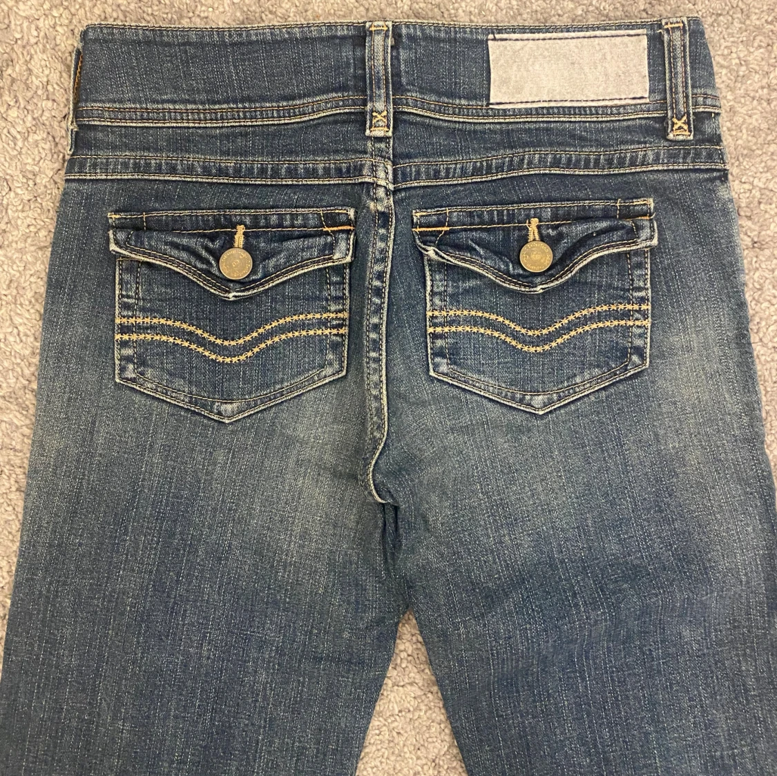 Blå bootcut jeans med fickdetaljer - 2