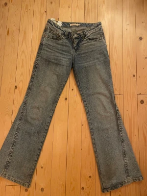 Levi's 517 bootcut jeans ljusblå - Säljer ett par klassiska Levi's 517 jeans i ljusblå tvätt med bootcut passform. De har fem fickor, knapp och dragkedja fram samt Levi's patch bak. Snyggt slitna detaljer och raka ben med lätt utsvängning.  Om ni undrar något så kan ni skicka i dm. 