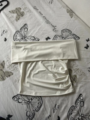 Off shoulder tops - Selling two off shoulder tops, both in size S (the fabric is tight fitting so could fit an XS too). Both tops were purchased on shein and have only been worn once!