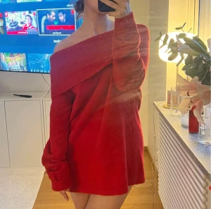 Röd offshoulder stickad tröja BikBok - Oanvänd med lapp kvar